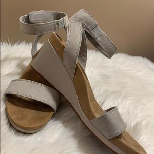 Lucky brand Kanoa wedge sandals beige leather